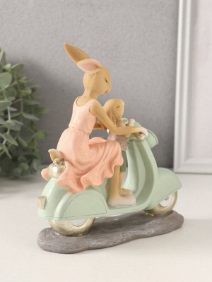 Фигурка полистоун «Зайки. Мама с сыном на мопеде», 16x6x17.5 см