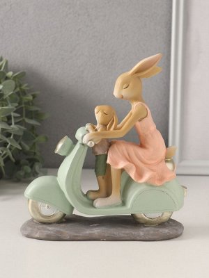 Фигурка полистоун «Зайки. Мама с сыном на мопеде», 16x6x17.5 см