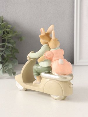 Фигурка полистоун «Кролики: катание на мопеде», 14x7x15 см