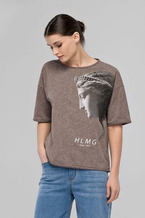 Футболка Трикотажная футболка oversize с принтом из вареного хлопка — это воплощение современного стиля и комфорта. Изготовленная из высококачественного вареного хлопка, она идеально подходит для тех,