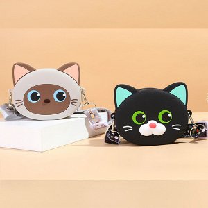 Сумка Детская сумка с ярким рисунком, изготовлена из плотного силикона, что обеспечивает прочность и долговечность.
Вместительное внутреннее отделение подходит для различных мелочей и закрывается на м