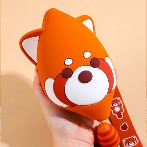 Сумка Детская сумка с ярким рисунком, изготовлена из плотного силикона, что обеспечивает прочность и долговечность.
Вместительное внутреннее отделение подходит для различных мелочей и закрывается на м