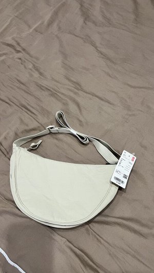 UNIQLO — круглая мини-сумка через плечо - 30 NATURAL