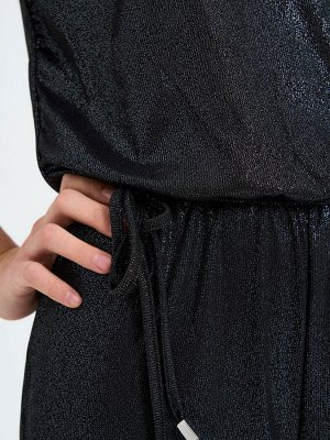 Комбинезон Цвет: черный
Вид застежки: Молния
Длина рукава: Короткие
Покрой: Полуприлегающий
Сезон: круглогодичный
Состав: 50% вискоза; 50% полиэстер
Тип карманов: без карманов
Тип посадки: Средняя
Ухо