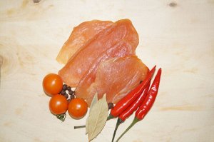 Мясо птицы Состав:
куриная грудка филе
соль,высококачественные специи(  рошикен прошутто
аромат цмр
хальбрахвурст байкал комби
вс-100 (консервант))

Вяленое мясо – это вкусный и питательный продукт, к