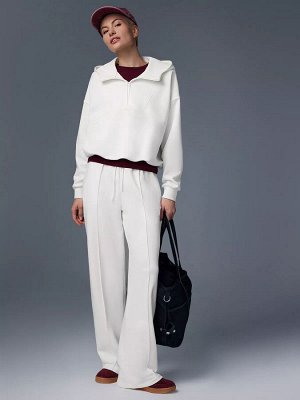 Худи Milky Артикул: NW10.1125.1
Цвет: Молочный
Тип ткани: 87% хлопок 13% полиэстер
Размер на модели: XS

- Оверсайз силуэт
- Воротник на молнии
- Силиконовая нашивка спереди
- Спущенная линия плеча
