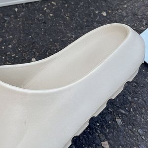 Сабо на толстой нескользящей подошве с щенком , белые