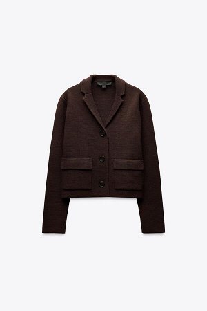пиджак ЦВЕТ как на первом фото ОДНОТОННЫЙ КАРДИГАН (EINFARBIGE STRICKJACKE) Пиджак с отложным воротником и длинными рукавами. Накладные карманы с клапаном спереди. Застежка на пуговицы спереди. СОСТАВ