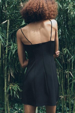 платье ЦВЕТ как на первом фото КОРОТКОЕ КРЕПОВОЕ ПЛАТЬЕ (KURZES CREPEKLEID) Короткое платье с прямым вырезом и узкими бретелями. Расклешенный подол. Потайная молния в заднем шве. СОСТАВ МАТЕРИАЛА, ИНС