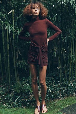 платье ЦВЕТ как на первом фото КОРОТКОЕ ПЛАТЬЕ С РАЗРЕЗОМ (KURZES KLEID MIT SCHLITZ) Короткое платье с ребристым воротником «Перкинс» и длинными рукавами. Разрез сзади и драпировка по бокам. Комбинаци