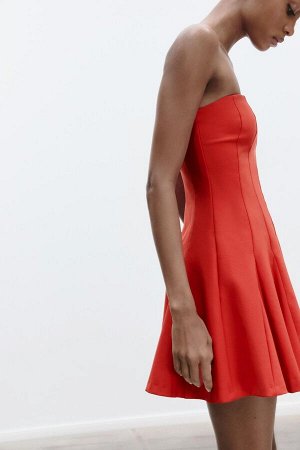 платье ЦВЕТ как на первом фото КОРОТКОЕ ПЛАТЬЕ С ГОДЕ (KURZES KLEID MIT GODETS) Короткое платье с открытыми плечами и прямым вырезом. Внутри подкладка шорт. Подол годе. Потайная молния в заднем шве. С