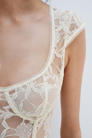 топ ЦВЕТ как на первом фото Кружевной топ-бюстье на косточках (B?GEL-BUSTIER-TOP AUS SPITZE) Бюстье-топ на косточках из мягкой кружевной ткани. Круглый вырез и очень короткие рукава. Аппликация со сте