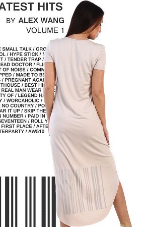 Платье Хит Ткань: вискоза Состав: вискоза 95%, лайкра 5% Размеры: 42, 44 Элегантное платье из вискозы. Короткие рукава, общая длина спереди до коленей, сзади существенно длиннее. Принт в виде надписей