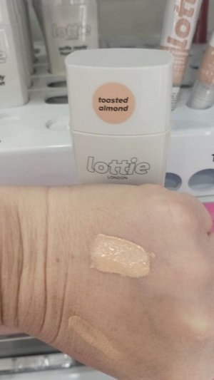 Матирующее тональное средство Selfie Ready Lottie London