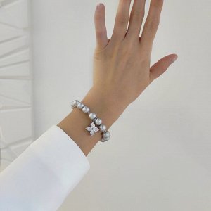 Браслет из серого хлопкового жемчуга с кулоном клевер