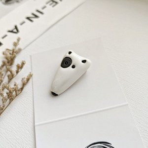 Брошь из керамики Собачка с черным пятнышком