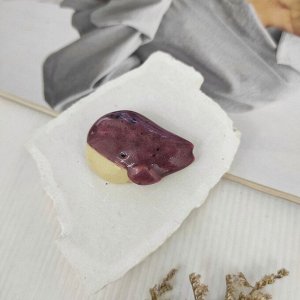 Брошь из керамики Кит, цвет малиновый