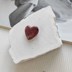Брошь из керамики Сердце, цвет темно - бордовый с крапинками