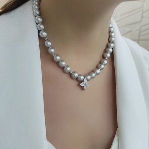 Чокер из серого хлопкового жемчуга с кулоном клевер