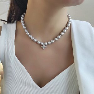 Чокер из серого хлопкового жемчуга с кулоном клевер