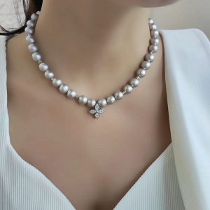 Чокер из серого хлопкового жемчуга с кулоном клевер