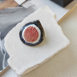 Брошь из керамики Половинка инжира