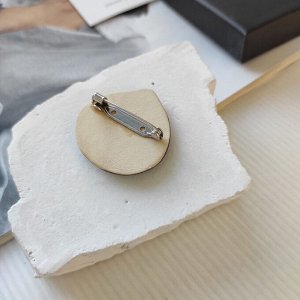 Брошь из керамики Половинка инжира