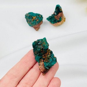 Диоптаз Цвет камня: Зелёный
Месторождение: Намибия
Камень: Диоптаз
Поверхность: Необработанный
Размер: 3 см