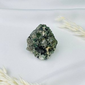 Мусковит (зеленый лепидолит) в породе