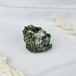 Мусковит (зеленый лепидолит) в породе