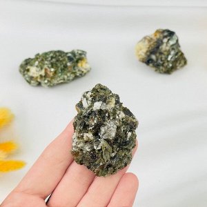 Мусковит (зеленый лепидолит) в породе