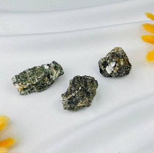 Мусковит (зеленый лепидолит) в породе