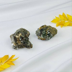 Мусковит (зеленый лепидолит) в породе