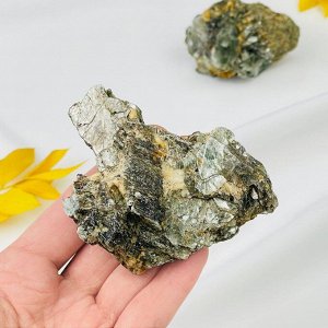 Мусковит (зеленый лепидолит) в породе