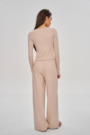 Комплект Цвет: бежевый

Комплект состоит из лонгслива slim-силуэта и прямых брюк свободного кроя, оформленных брендированной нашивкой.
Рост модели 168 см. На модели 42 размер.
Параметры модели 80-60
