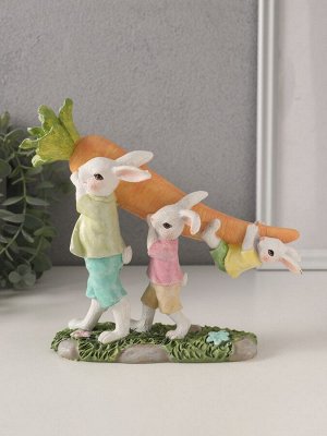 Фигурка полистоун «Зайчата несут большую морковь», 19.5x6.5x18 см
