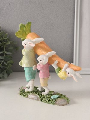 Фигурка полистоун «Зайчата несут большую морковь», 19.5x6.5x18 см
