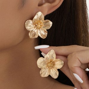 Серьги Эта стильная качественная бижутерия, которая точно не останется незамеченной! Сочетание геометрических форм и различных материалов создает идеальное сочетание элегантности и смелости.
Украшения