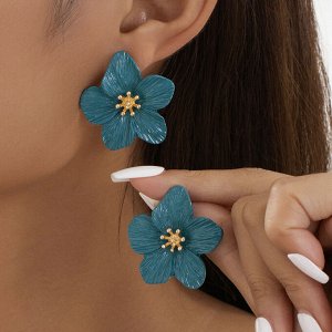 Серьги Эта стильная качественная бижутерия, которая точно не останется незамеченной! Сочетание геометрических форм и различных материалов создает идеальное сочетание элегантности и смелости.
Украшения