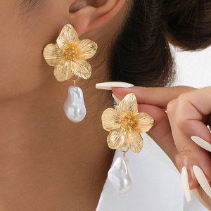 Серьги Эта стильная качественная бижутерия, которая точно не останется незамеченной! Сочетание геометрических форм и различных материалов создает идеальное сочетание элегантности и смелости.
Украшения