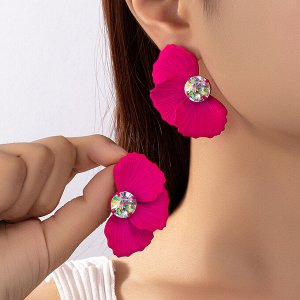 Серьги Эта стильная качественная бижутерия, которая точно не останется незамеченной! Сочетание геометрических форм и различных материалов создает идеальное сочетание элегантности и смелости.
Украшения
