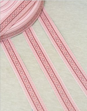 Жак. лент. 22 мм (розово-бордовый орнамент на светло-розовом)