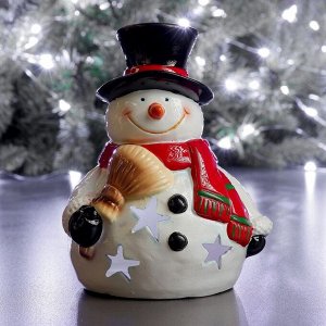 Фигура с подсветкой "Снеговик с метлой" 13х11х17см