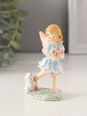 Фигурка полистоун «Девочка-фея с кроликом, охапкой цветов», 5.5x4x9 см