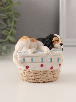 Фигурка полистоун «Пёсик спит в корзине с бельём», 8.5x6x7.5 см
