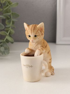 Фигурка полистоун «Рыжий котёнок с чашкой кофе», 8.5x5.5x10 см