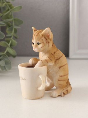 Фигурка полистоун «Рыжий котёнок с чашкой кофе», 8.5x5.5x10 см