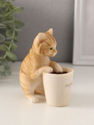 Фигурка полистоун «Рыжий котёнок с чашкой кофе», 8.5x5.5x10 см