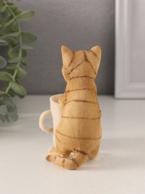 Фигурка полистоун «Рыжий котёнок с чашкой кофе», 8.5x5.5x10 см