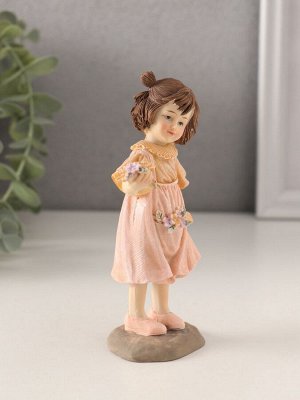 Фигурка полистоун «Малышка в платье с цветами в кармашке», 6.5x4x12.5 см